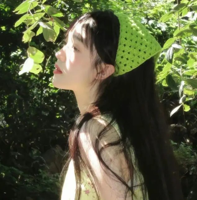 她在这里